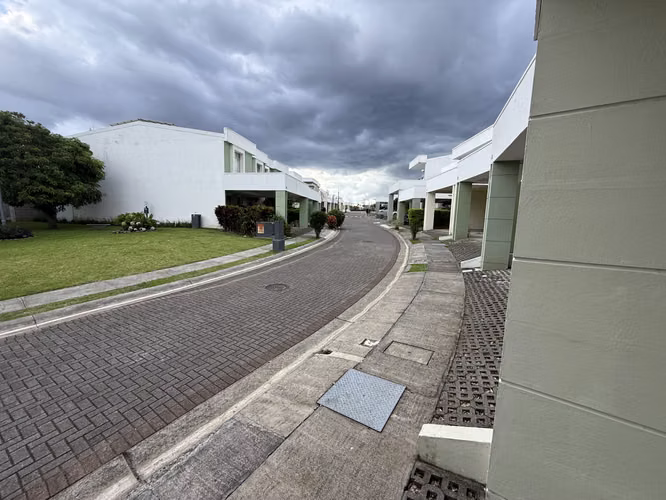 Casa en Venta 3 habitaciones, terraza y jardín| Condominio Interamericana, San Pablo de Heredia