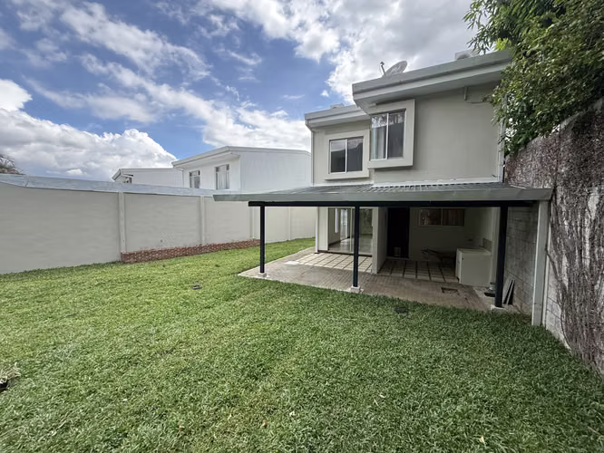 Casa en Venta 3 habitaciones, terraza y jardín| Condominio Interamericana, San Pablo de Heredia