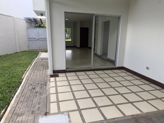 Casa en Venta 3 habitaciones, terraza y jardín| Condominio Interamericana, San Pablo de Heredia