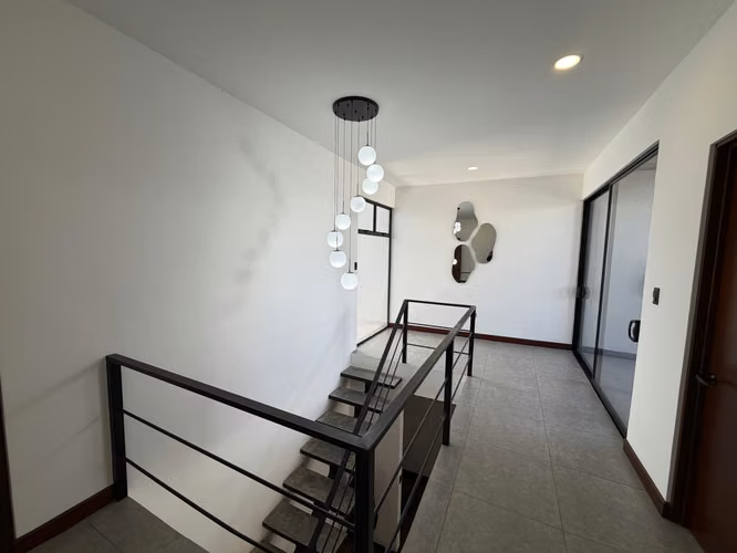 CASA MODERNA EN CONDOMINIO EN SAN JUAN DE TRES RÍOS