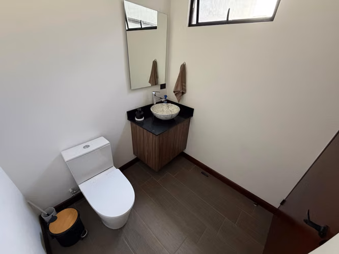 CASA MODERNA EN CONDOMINIO EN SAN JUAN DE TRES RÍOS