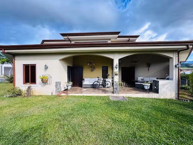 Casa con posibilidad de habitación en primer nivel, Tierras del Este