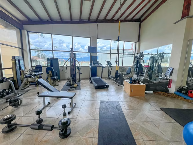 Casa con gimnasio y cancha de tenis en Moravia - Imagen 15