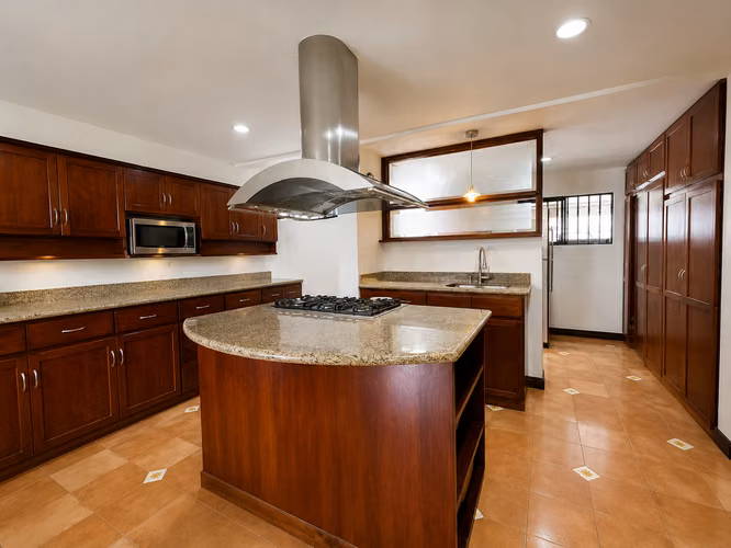 Casa en condominio pequeño en Guayabos, Curridabat