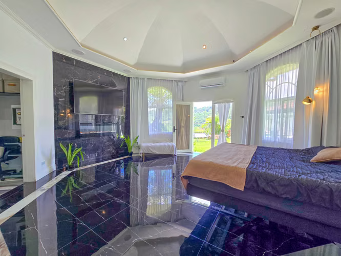 Lujosa Casa con Piscina Privada y Espectaculares Vistas / Piedades Santa Ana / 6 Habit. / 605 m²