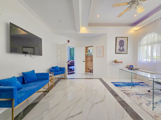 Lujosa Casa con Piscina Privada y Espectaculares Vistas / Piedades Santa Ana / 6 Habit. / 605 m²