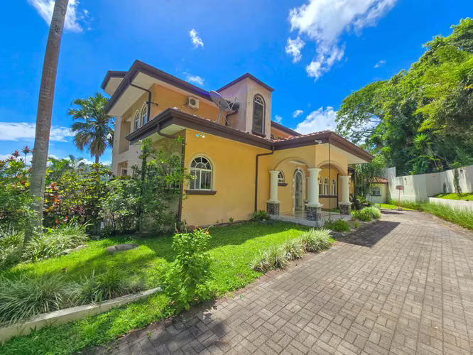 Lujosa Casa con Piscina Privada y Espectaculares Vistas / Piedades Santa Ana / 6 Habit. / 605 m²
