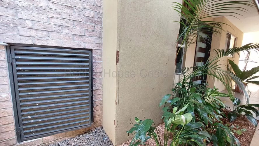 Venta de casa independiente con patio y GARAJE PARA 4 carros – Ríos Segundo, Alajuela