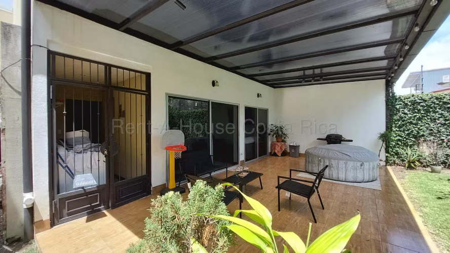 Venta de casa independiente con patio y GARAJE PARA 4 carros – Ríos Segundo, Alajuela