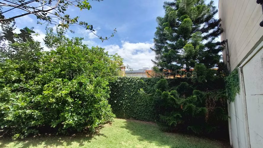Venta de casa independiente con patio y GARAJE PARA 4 carros – Ríos Segundo, Alajuela