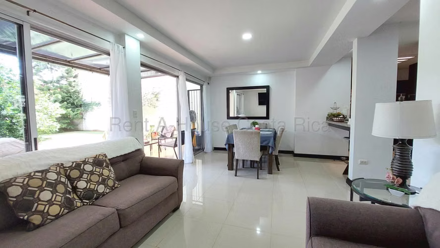 Venta de casa independiente con patio y GARAJE PARA 4 carros – Ríos Segundo, Alajuela