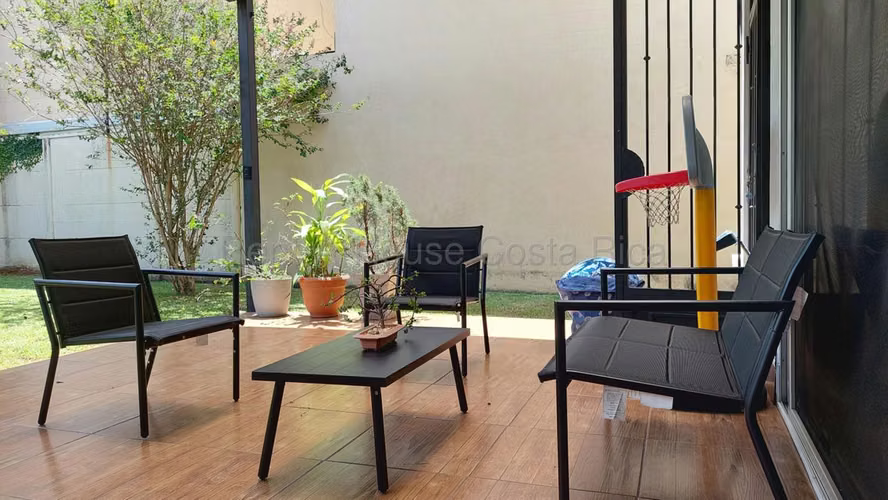 Venta de casa independiente con patio y GARAJE PARA 4 carros – Ríos Segundo, Alajuela
