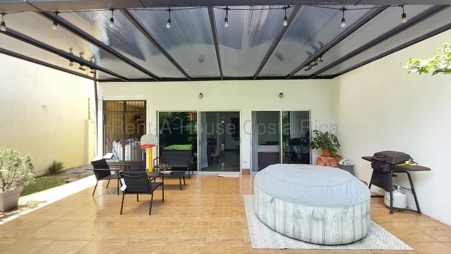 Venta de casa independiente con patio y GARAJE PARA 4 carros – Ríos Segundo, Alajuela