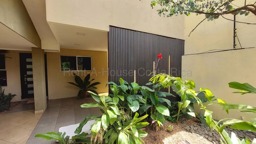 Venta de casa independiente con patio y GARAJE PARA 4 carros – Ríos Segundo, Alajuela
