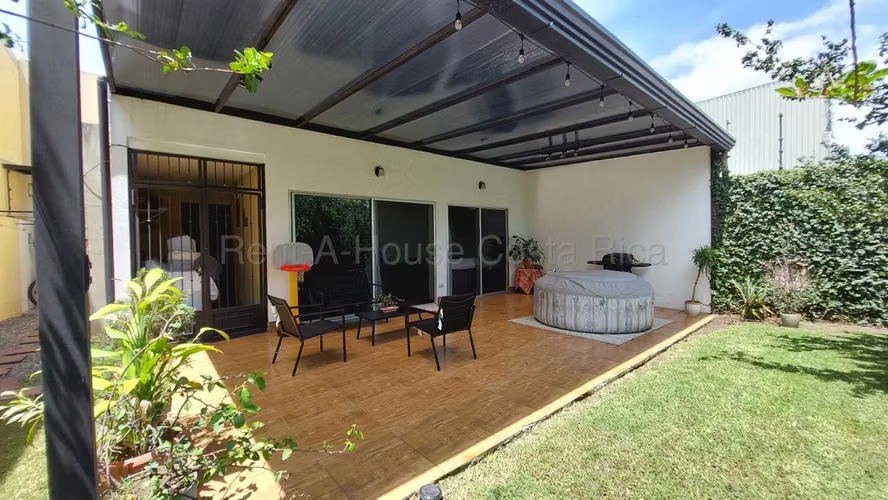 Venta de casa independiente con patio y GARAJE PARA 4 carros – Ríos Segundo, Alajuela
