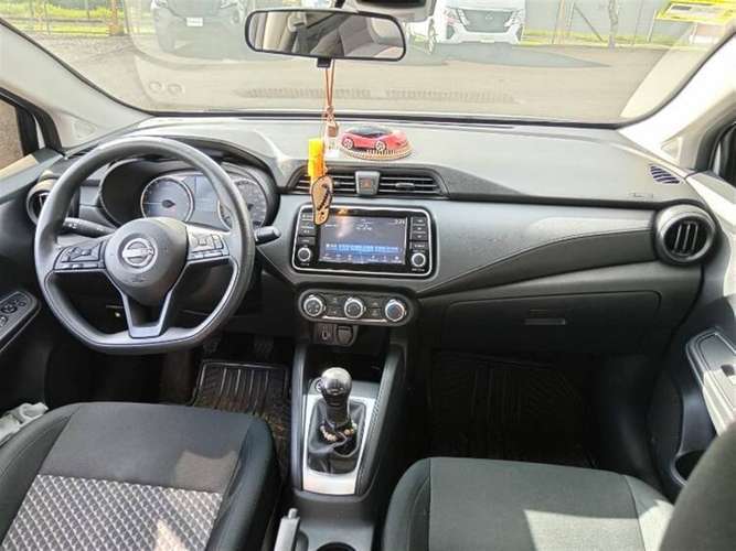 NISSAN VERSA 2025 MANUAL GASOLINA BLANCO - Imagen 5