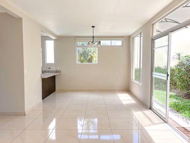 Hermosa Casa en Venta Condominio Sabanilla Montes de Oca - Imagen 5
