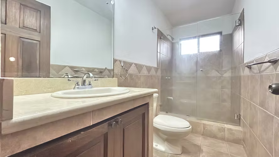 Preciosa Casa Esquinera en Alquiler en Guachipelín Norte, Escazú - Imagen 13