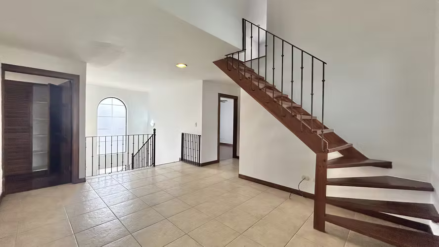 Preciosa Casa Esquinera en Alquiler en Guachipelín Norte, Escazú - Imagen 7