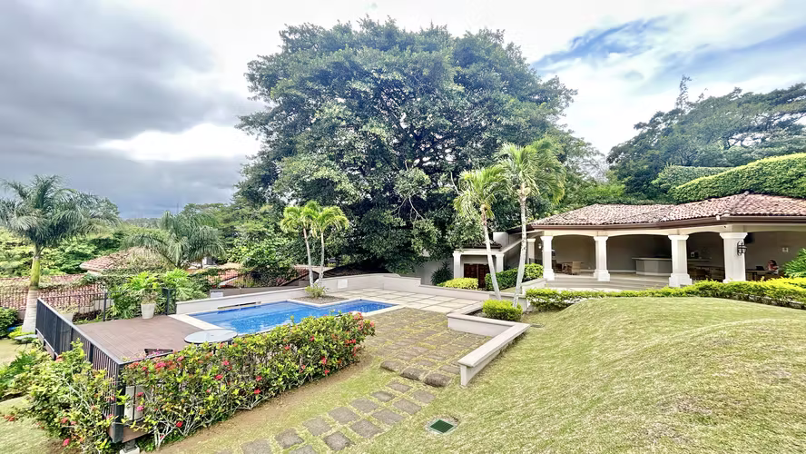 Preciosa Casa Esquinera en Alquiler en Guachipelín Norte, Escazú - Imagen 15