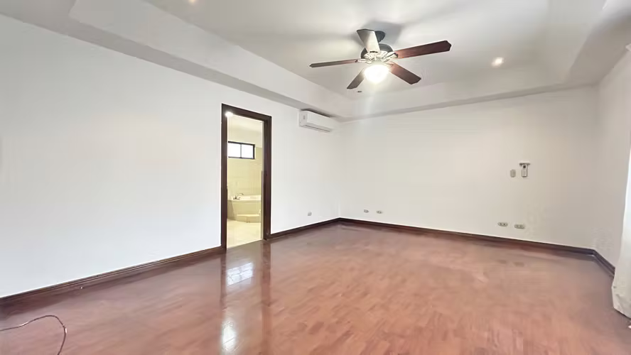 Preciosa Casa Esquinera en Alquiler en Guachipelín Norte, Escazú - Imagen 8