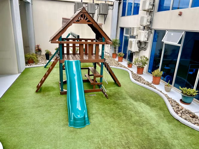 Local en condominio con frente a Avenida Primera - 86m2