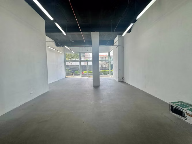 Local en condominio con frente a Avenida Primera - 86m2
