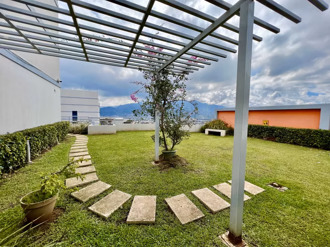Local en condominio con frente a Avenida Primera - 86m2