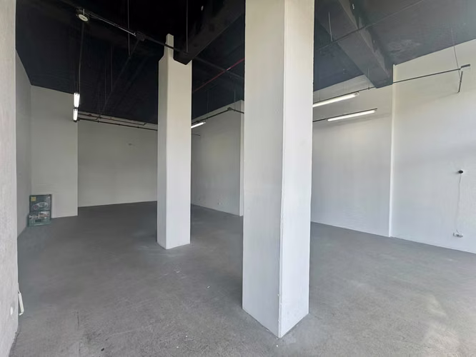 Local en condominio con frente a Avenida Primera - 86m2
