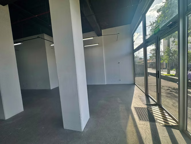 Local en condominio con frente a Avenida Primera - 86m2