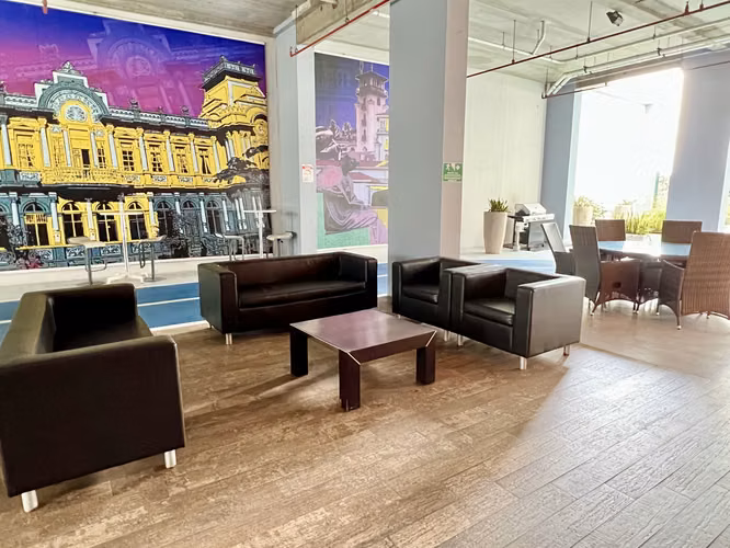 Local en condominio con frente a Avenida Primera - 86m2