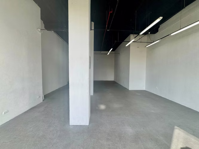 Local en condominio con frente a Avenida Primera - 86m2
