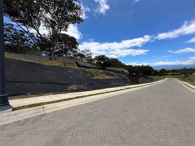 Lote de 617m2 en La Guacima - Imagen 2