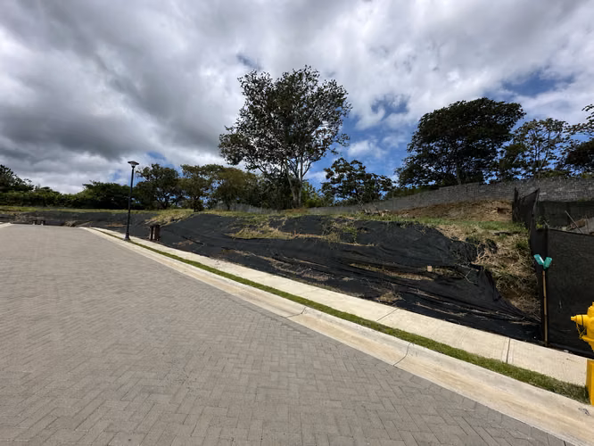 Lote de 617m2 en La Guacima - Imagen 4