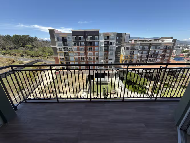 Se alquila apartamento con balcon y vista, en condominio Santa Verde Heredia. - Imagen 18