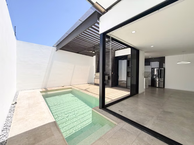 Venta de casa de una planta, en Condominio Santa Ana, con linea blanca y piscina. - Imagen 8