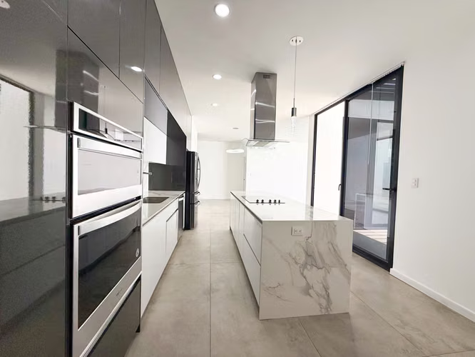 Venta de casa de una planta, en Condominio Santa Ana, con linea blanca y piscina. - Imagen 3