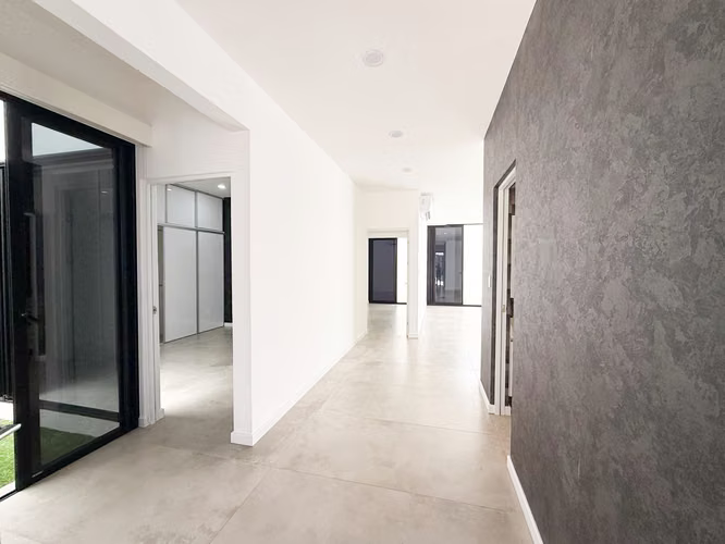 Venta de casa de una planta, en Condominio Santa Ana, con linea blanca y piscina. - Imagen 9