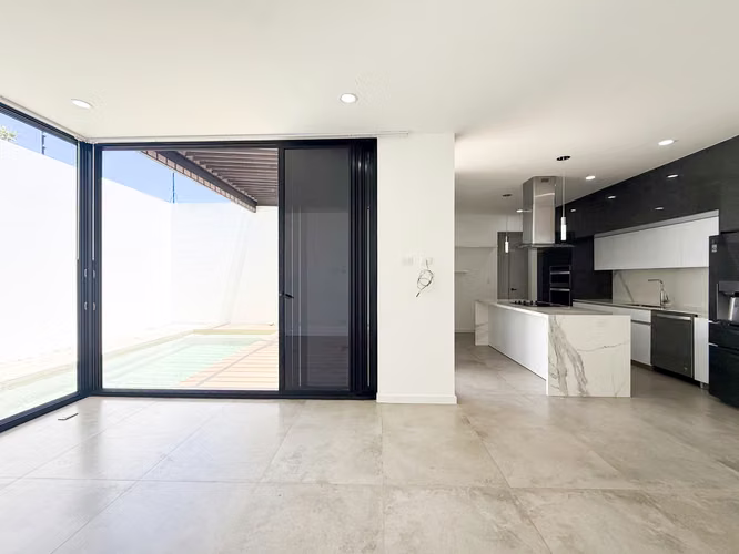 Venta de casa de una planta, en Condominio Santa Ana, con linea blanca y piscina. - Imagen 10