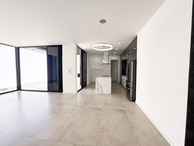 Venta de casa de una planta, en Condominio Santa Ana, con linea blanca y piscina. - Imagen 7