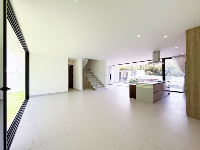 Venta de casa en condominio Santa Ana, nueva para estrenar, con linea blanca.