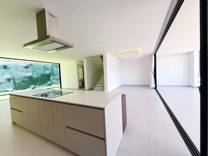 Venta de casa en condominio Santa Ana, nueva para estrenar, con linea blanca.