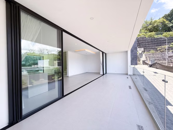 Venta de casa en condominio Santa Ana, nueva para estrenar, con linea blanca.