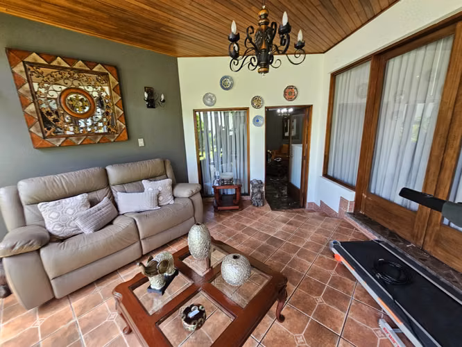 VCASB-3789 SABANA SUR HERMOSA CASA CON USO COMERCIAL