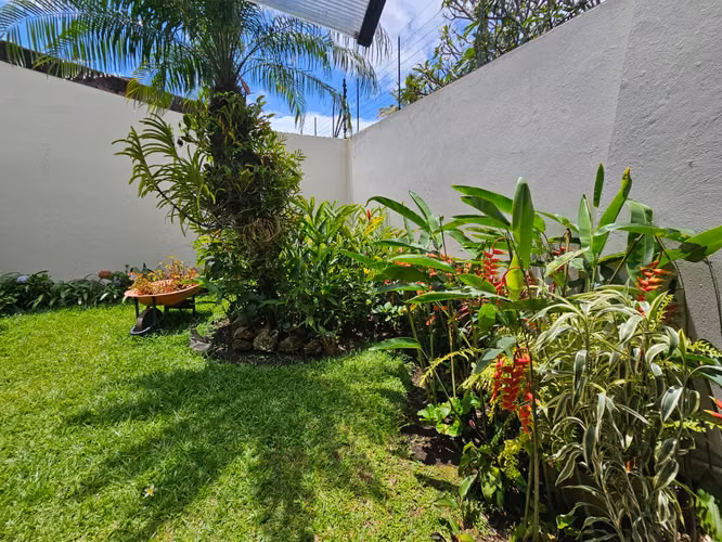 VCASB-3789 SABANA SUR HERMOSA CASA CON USO COMERCIAL