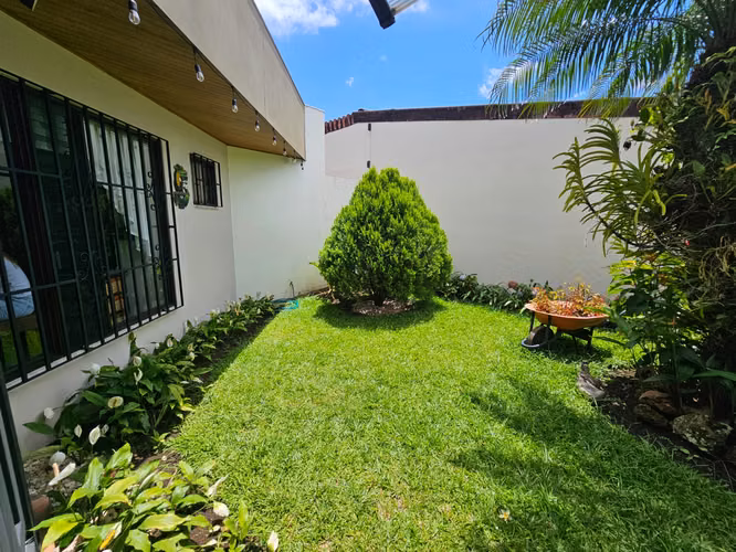VCASB-3789 SABANA SUR HERMOSA CASA CON USO COMERCIAL