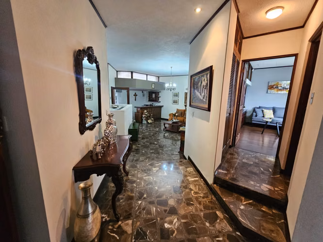 VCASB-3789 SABANA SUR HERMOSA CASA CON USO COMERCIAL