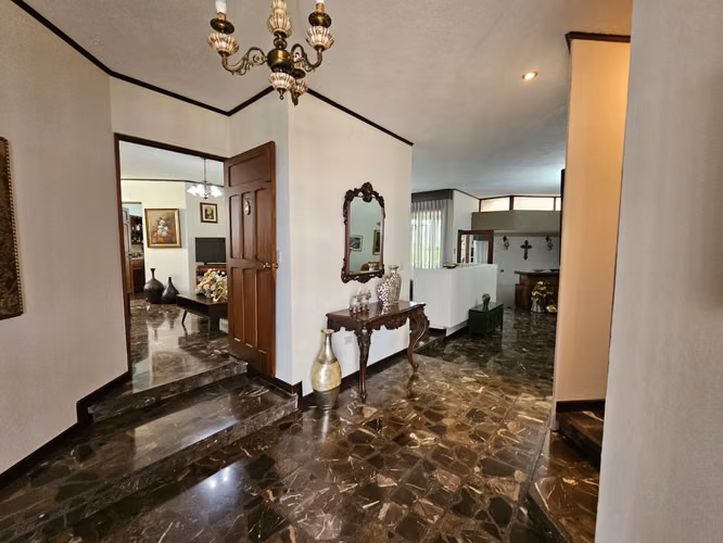 VCASB-3789 SABANA SUR HERMOSA CASA CON USO COMERCIAL