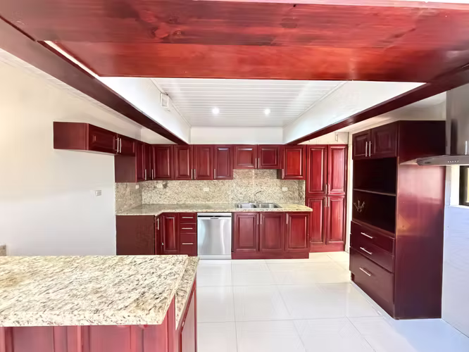 Se vende casa en Moravia (habitación en 1er piso) (FE)