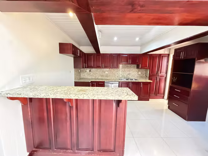 Se vende casa en Moravia (habitación en 1er piso) (FE)